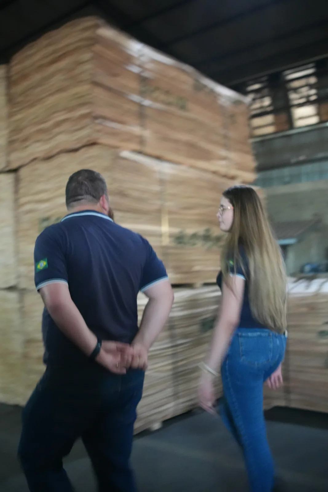 Equipe junto a madeira beneficiada em uma unidade industrial
